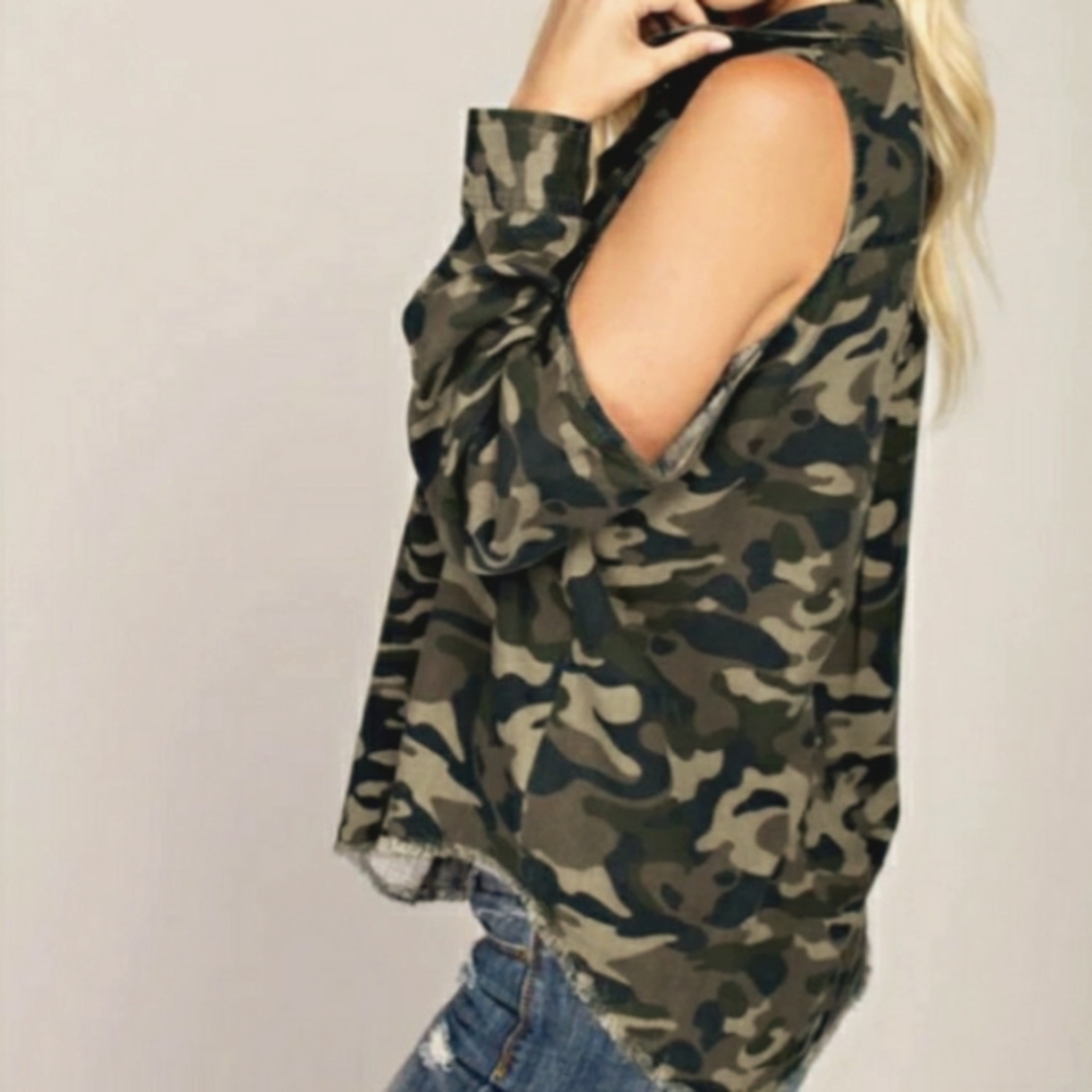 Camo Green Cold Shoulder Button Down Shirt Jacket by GBG size M